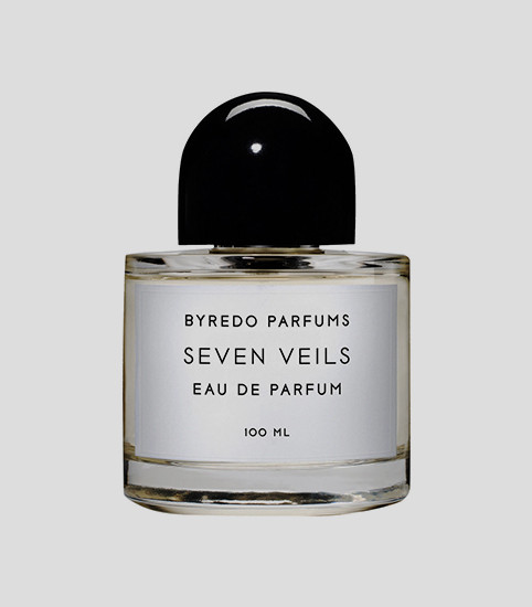 Seven Veils, Byredo
Идеальный вариант для свидания темной осенней ночью: ярче всего в унисекс-аромате звучат согревающая ваниль и загадочное сандаловое дерево, которые оттеняет аккорд из моркови, орхидеи и розового перца