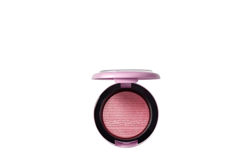Компактная пудра с эффектом сияния Botanic Panic, MAC, 2110 руб. («Иль де Ботэ»)
