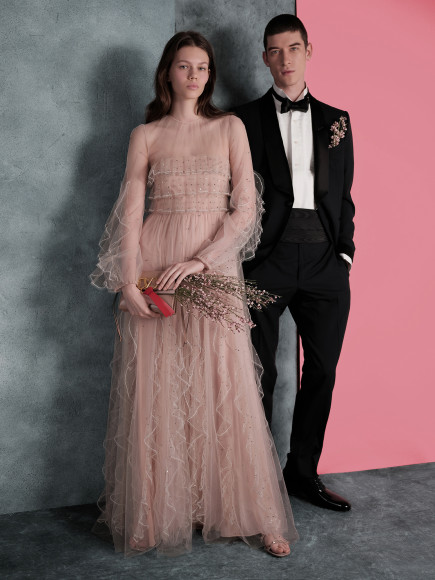 На ней: платье, сандалии, сумка — все Valentino. На нем: смокинг, рубашка, оксфорды, пояс для смокинга,
галстук-бабочка — все Tom Ford