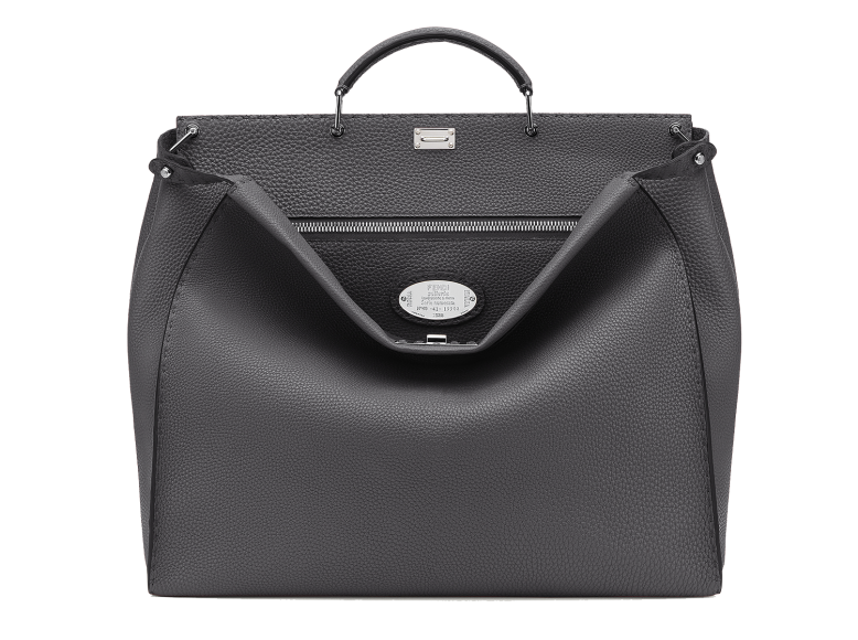 Сумка Peekaboo, Fendi. Мужской размер этой узнаваемой модели из зернистой «римской» кожи позволяет носить в ней не только папку с документами, но и ноутбук с 15-ти дюймовым экраном.