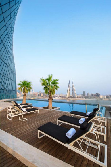 Бассейн отеля Wyndham Grand Manama