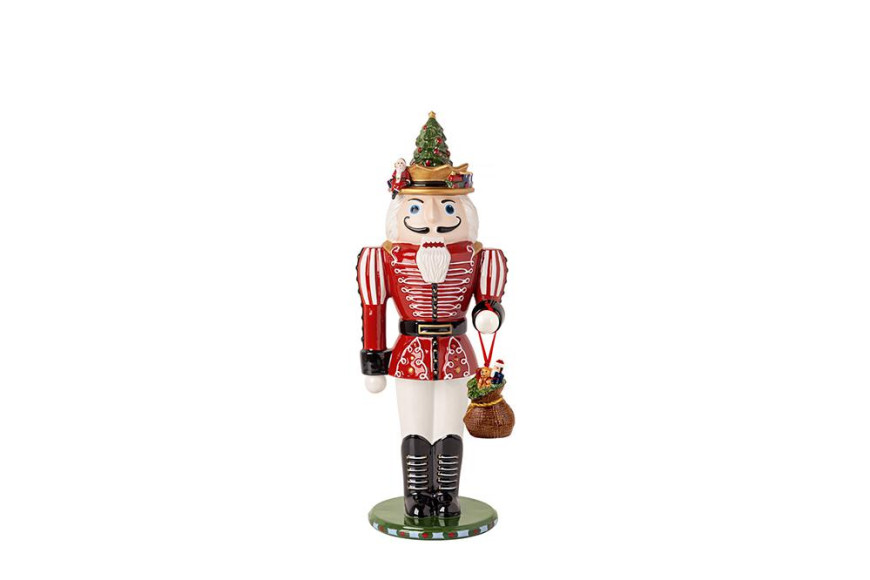 Фигурка «Щелкунчик», Christmas Toys, Villeroy&Boch, 44 712 руб. («Дом фарфора»)