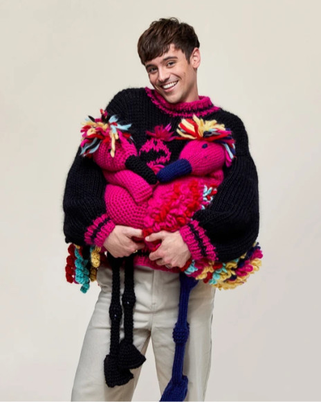 Том Дейли с игрушками, связанными при помощи набора Made with love by Tom Daley