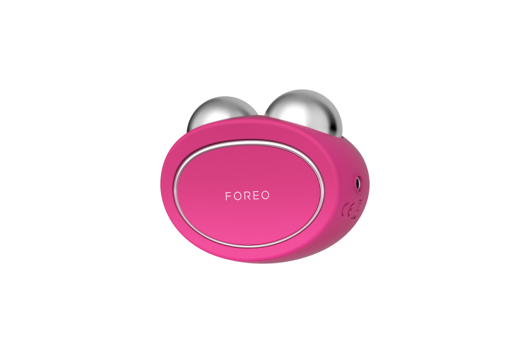 Девайс для микротоковой терапии Bear, Foreo сочетает микротоки и пульсации T-Sonic, которые моментально тонизируют и заметно укрепляют кожу, делая овал лица четким, а кожу — здоровой и сияющей
 