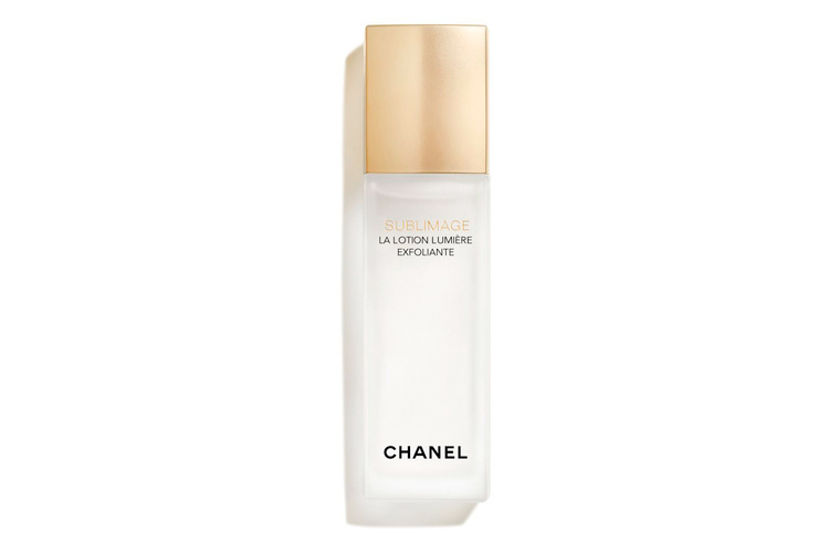 Отшелушивающий лосьон для сияния и ровного тона кожи Sublimage La Lotion Lumière Exfoliante, Chanel содержит фруктовые кислоты, стимулирующие клеточное обновление, а также устраняет избыток ороговевших клеток, осветляет и выравнивает тон