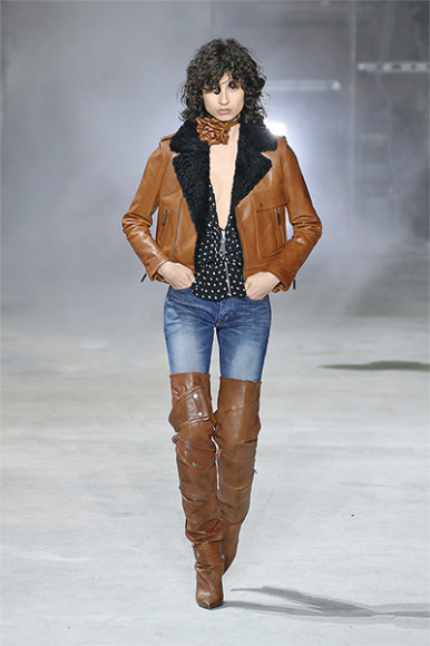 Модель на показе Saint Laurent