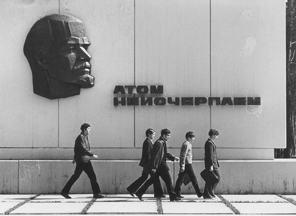 Всеволод Тарасевич. Атом неисчерпаем. Из серии «Институт физики высоких энергий в Протвино». Московская обл., г. Протвино, 1969—1974