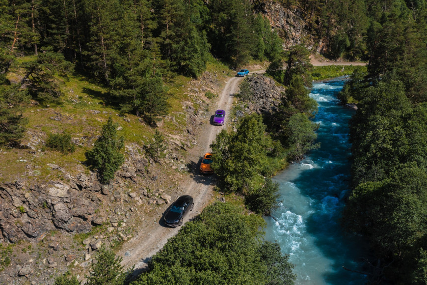 Кроссоверы Urus, Lamborghini в оттенках темно-серый Grigio, оранжевый Arancio Borealis, фиолетовый Viola Pasifae, перламутровый голубой Blu Aegir в Марухском ущелье
