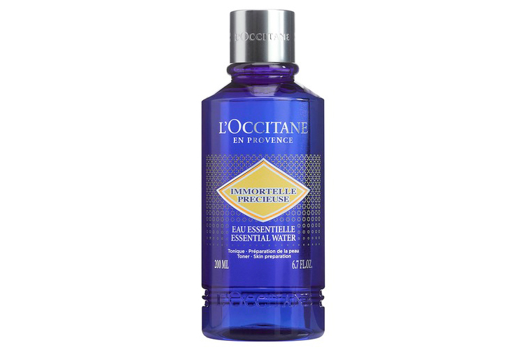 Эфирный тоник для лица «Драгоценный иммортель», L'Occitane, обогащенный цветочной водой иммортеля и розой, а также комплексом из низкомолекулярной гиалуроновой кислоты и минерала кремния, увлажняет, тонизирует, обновляет кожу и способствует самостоятельному синтезу молекул гиалуроновой кислоты
