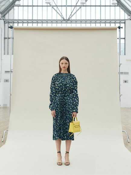 Платье Vetements 99 500 руб., сумка Celine 119 тыс. руб., босоножки Aquazzura 44 050 руб.