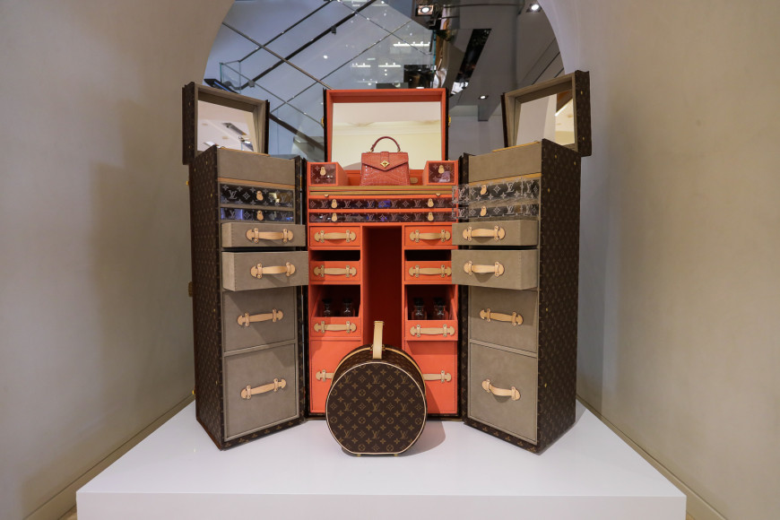 Бутик Louis Vuitton в ГУМе с выставочными экспонатами