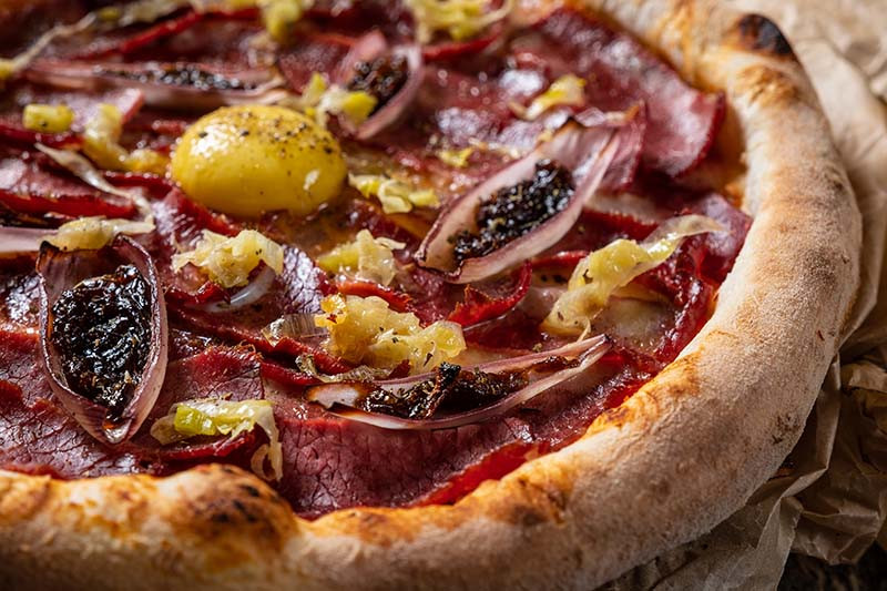 Мясная пицца с пастрами и говядиной