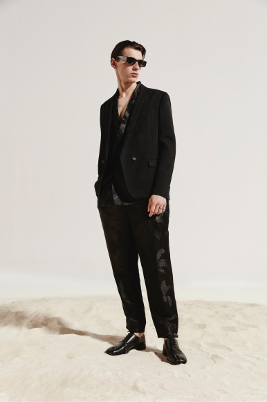 Пиджак, брюки, очки — все Saint Laurent, дерби Maison Margiela